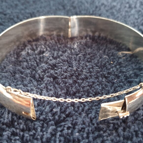 Vintage 925 Sterling Silver Chunky Wide Hinged Bracelet with Safety Chain - Picture 14 of 15